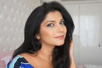 neutral summer makeup look with turquoise liner